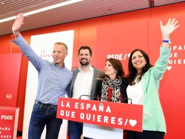 La vicesecretaria general del PSOE, Adriana Lastra (2D), acompañada del candidato a la Presidencia de la Junta de Castilla y León, Luis Tudanca (2I); y los candidatos al Congreso y al Senado por Burgos, Esther Peña (D) y Ander Gil (I), respectivamente, en un acto celebrado en Burgos La vicesecretaria general del PSOE, Adriana Lastra (2D), acompañada del candidato a la Presidencia de la Junta de Castilla y León, Luis Tudanca (2I); y los candidatos al Congreso y al Senado por Burgos, Esther Peña (D) y Ander Gil (I), respectivamente, en un acto celebrado en Burgos