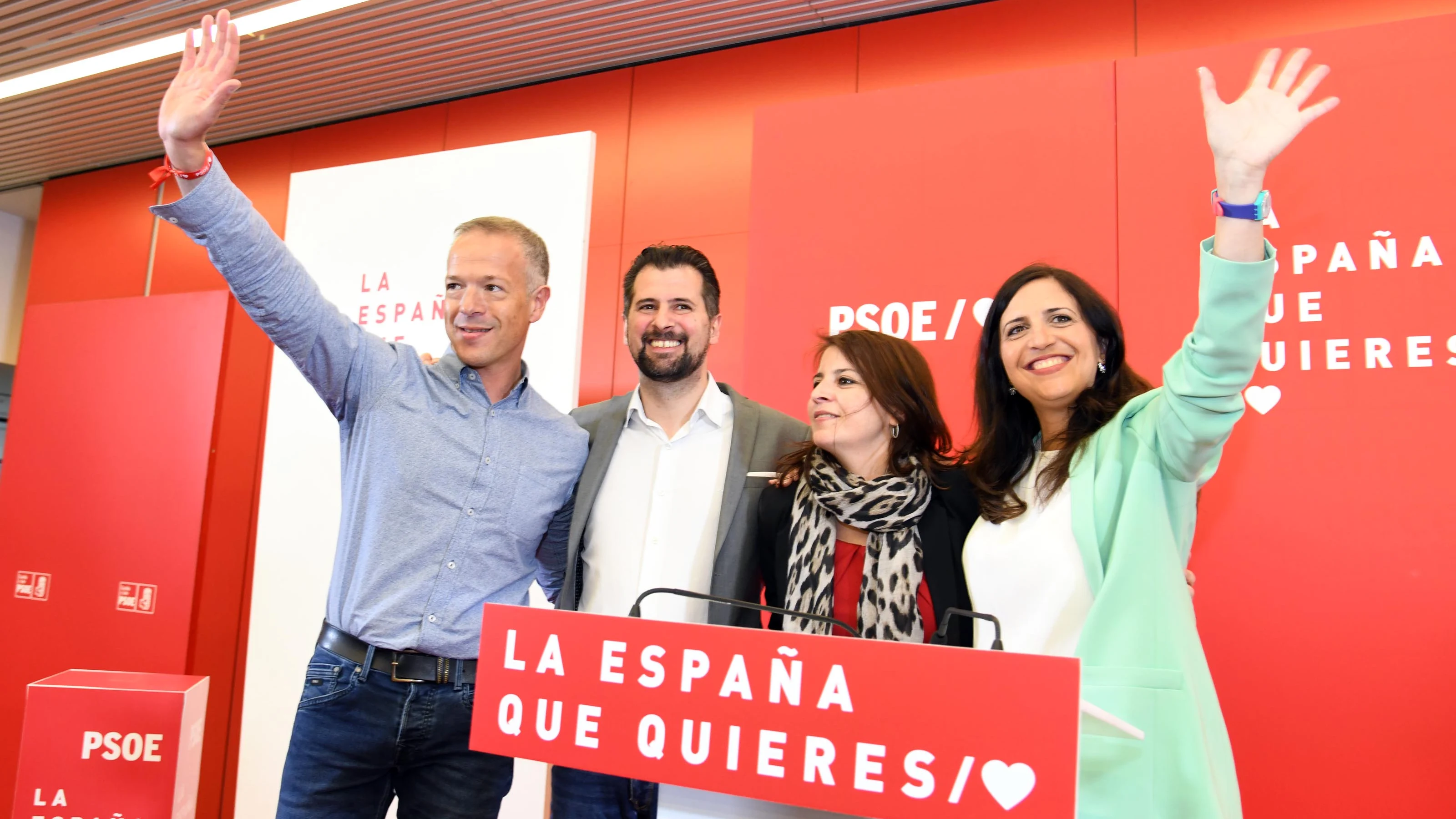 La vicesecretaria general del PSOE, Adriana Lastra (2D), acompañada del candidato a la Presidencia de la Junta de Castilla y León, Luis Tudanca (2I); y los candidatos al Congreso y al Senado por Burgos, Esther Peña (D) y Ander Gil (I), respectivamente, en un acto celebrado en Burgos 