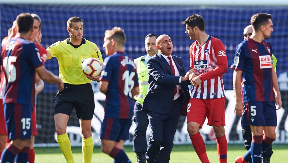 Álvaro Morata, enfadado con Alberola Rojas en el Eibar vs Atlético
