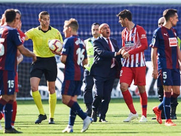 Álvaro Morata, enfadado con Alberola Rojas en el Eibar vs Atlético Álvaro Morata, enfadado con Alberola Rojas en el Eibar vs Atlético