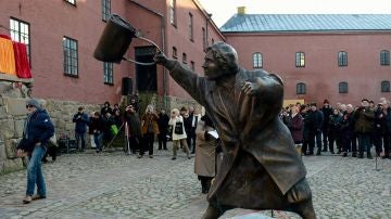 La estatua que representa a Danuta, la mujer jud&iacute;a que azot&oacute; con su bolso en la cabeza a un manifestante neonazi