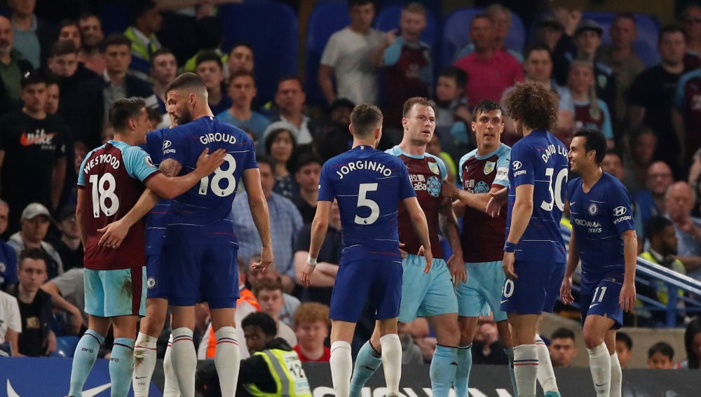 Enfrentamiento entre jugadores de Chelsea y Burnley en Stamford Bridge