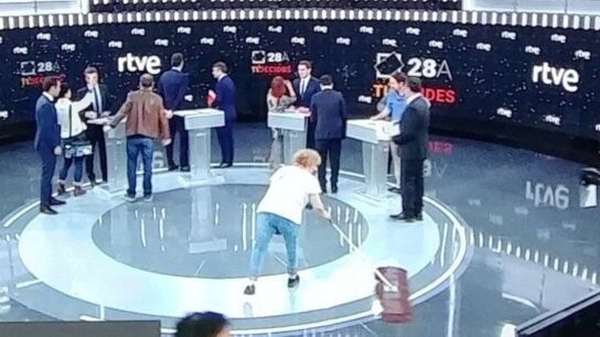 La imagen de los candidatos antes del debate de TVE criticada en redes sociales