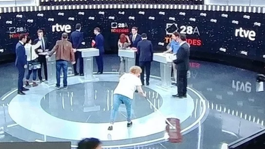 La imagen de los candidatos antes del debate de TVE criticada en redes sociales La imagen de los candidatos antes del debate de TVE criticada en redes sociales