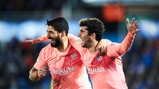 Luis Suárez y Aleñá celebran el tanto del Barcelona Luis Suárez y Aleñá celebran el tanto del Barcelona