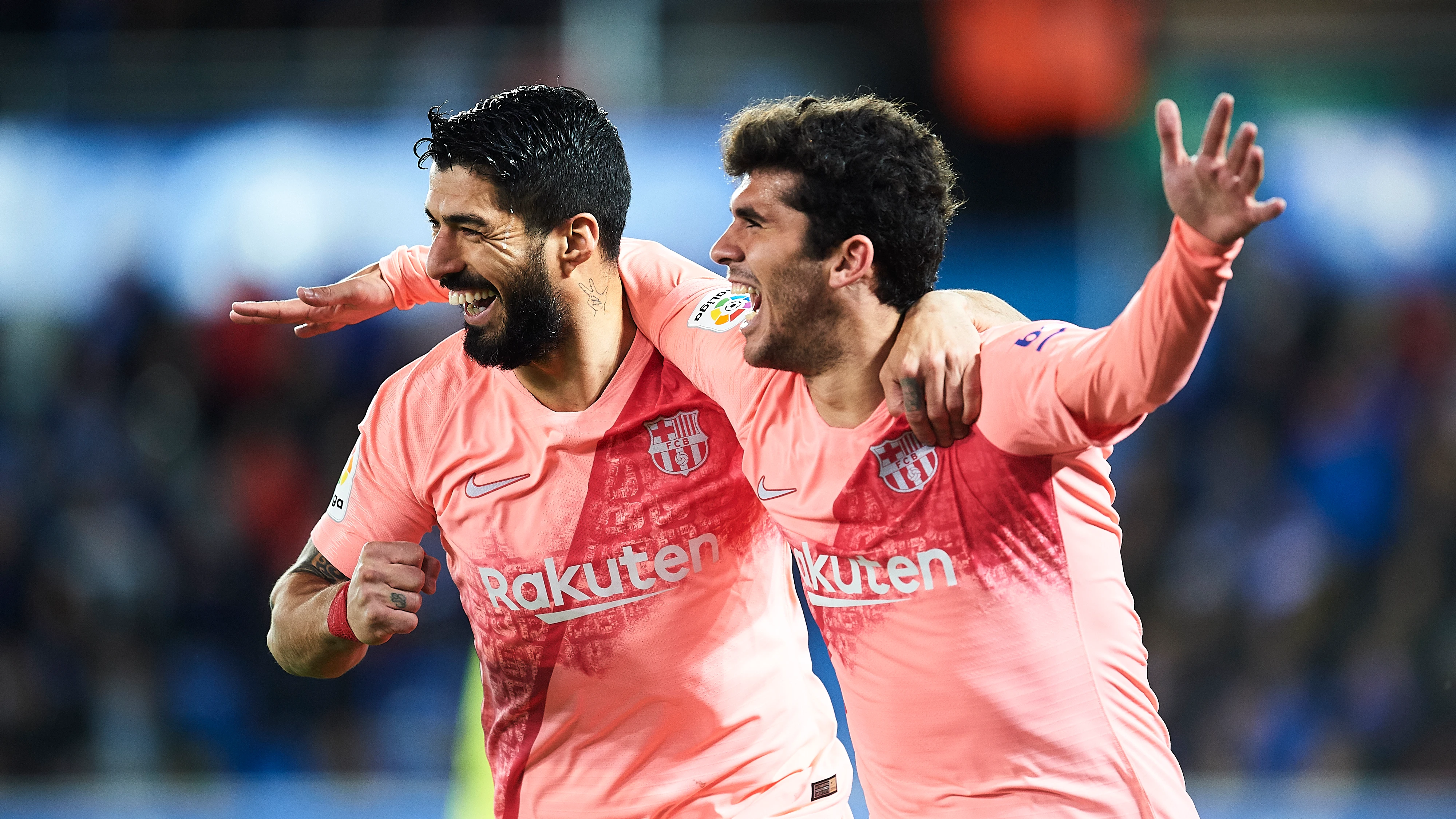 Luis Suárez y Aleñá celebran el tanto del Barcelona