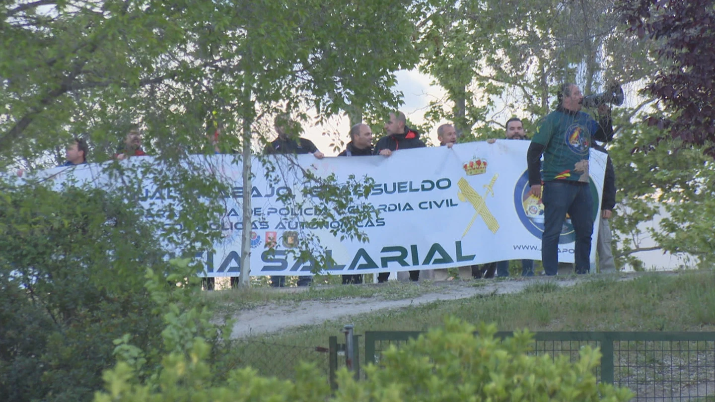 Miembros de Jusapol en las inmediaciones de Atresmedia Miembros de Jusapol en las inmediaciones de Atresmedia