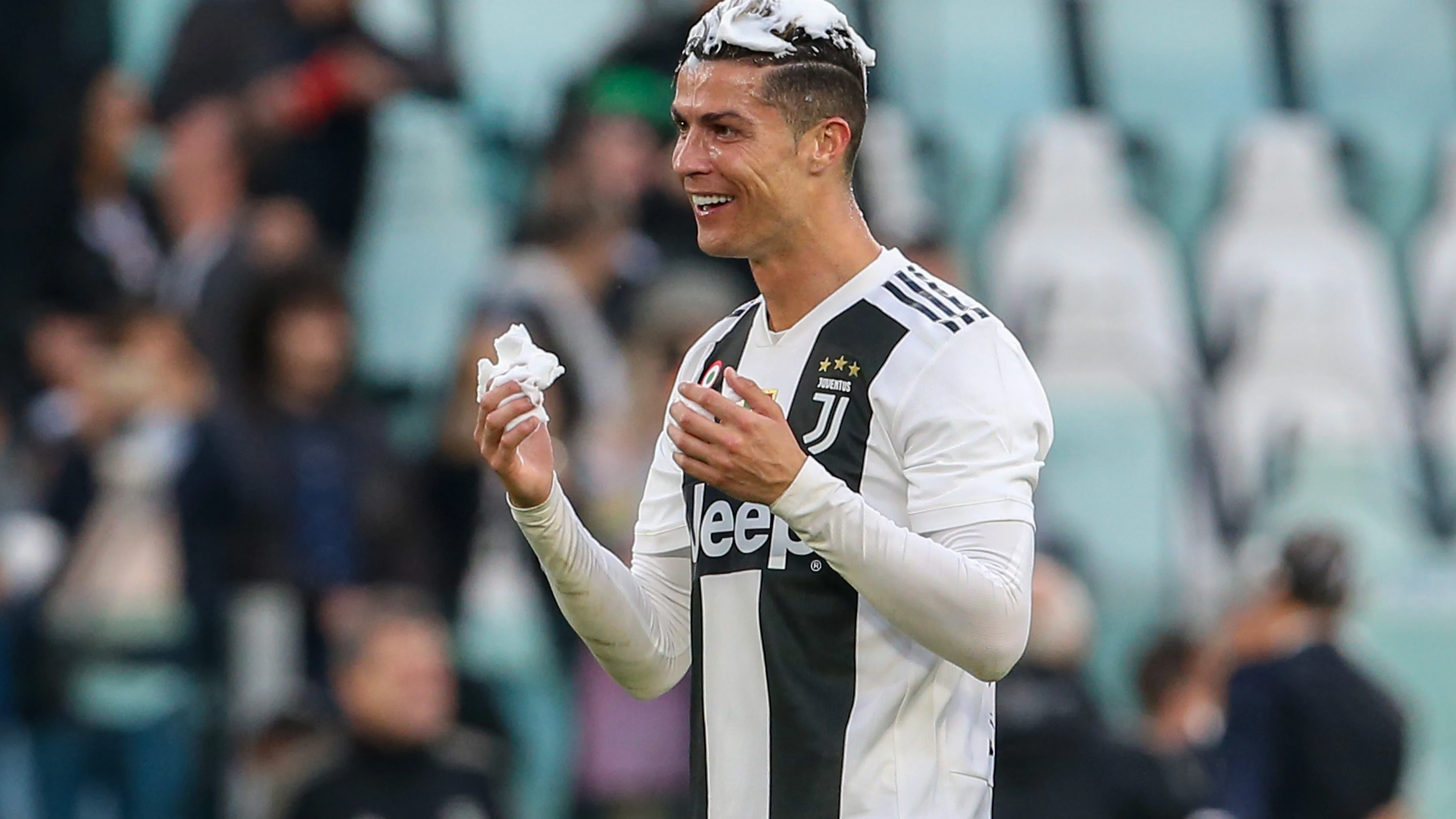 Cristiano Ronaldo celebrando el título de liga con la Juventus