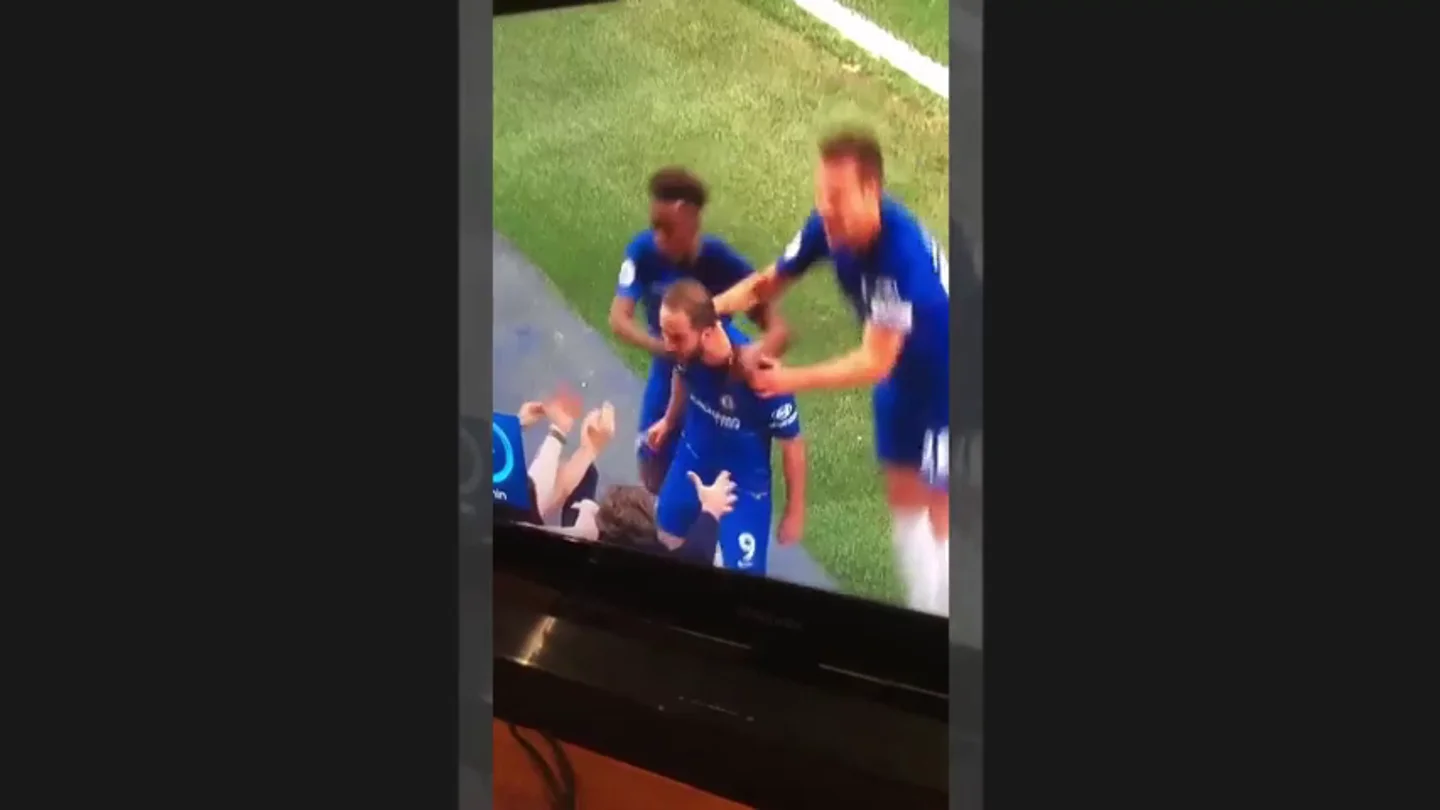 La celebración más incómoda: Higuaín con una seguidora del Chelsea La celebración más incómoda: Higuaín con una seguidora del Chelsea