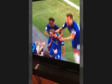 La celebración más incómoda: Higuaín con una seguidora del Chelsea La celebración más incómoda: Higuaín con una seguidora del Chelsea