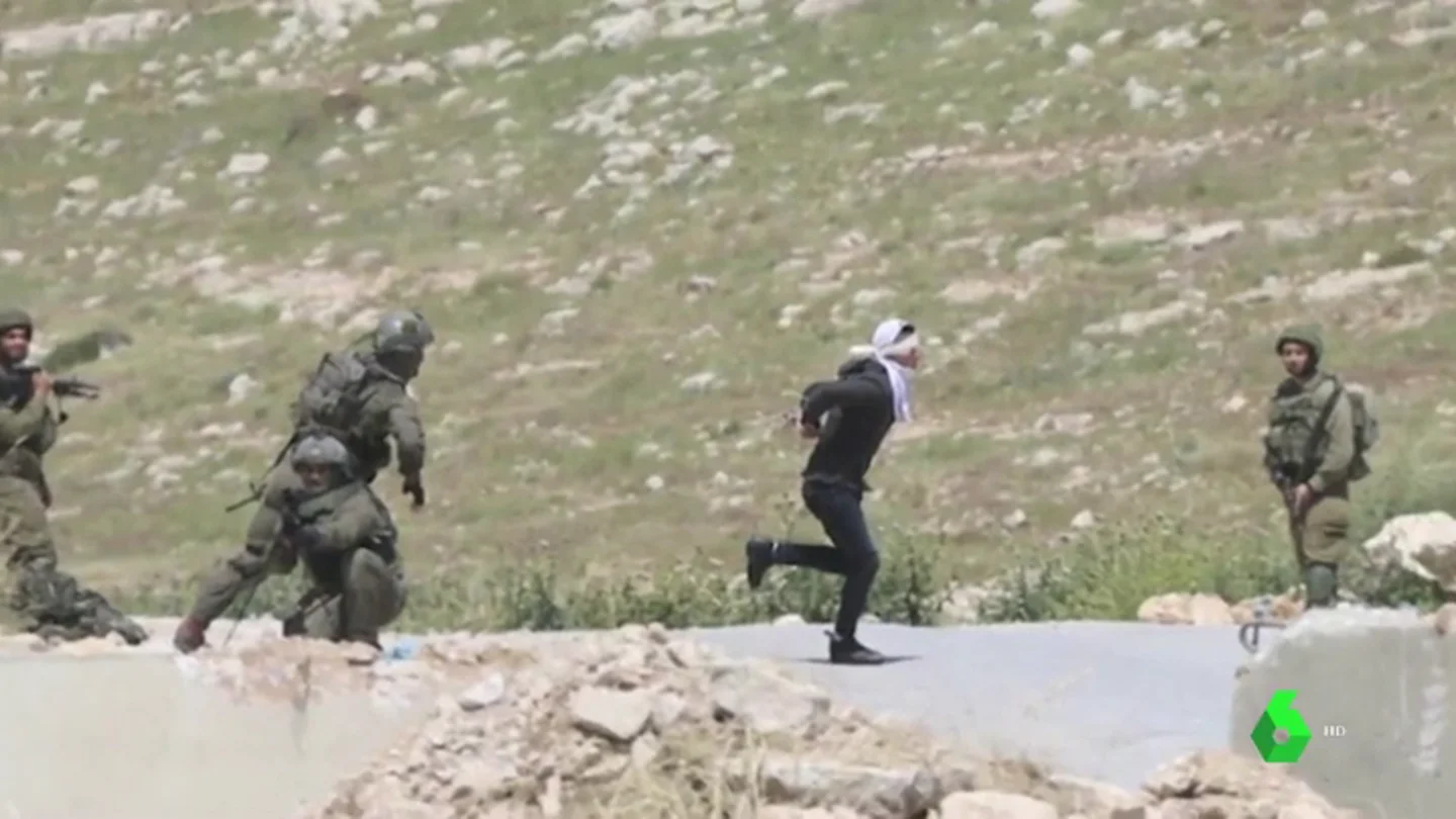 Maniatado y con los ojos vendados: así trata de huir un estudiante de 16 años de los disparos del ejército israelí Maniatado y con los ojos vendados: así trata de huir un estudiante de 16 años de los disparos del ejército israelí