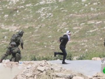 Maniatado y con los ojos vendados: así trata de huir un estudiante de 16 años de los disparos del ejército israelí Maniatado y con los ojos vendados: así trata de huir un estudiante de 16 años de los disparos del ejército israelí