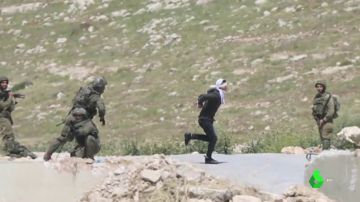 Maniatado y con los ojos vendados: así trata de huir un estudiante de 16 años de los disparos del ejército israelí