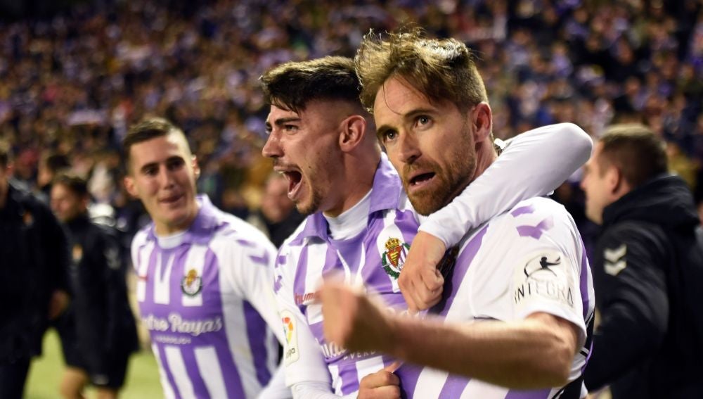 Míchel celebra su gol con el Real Valladolid