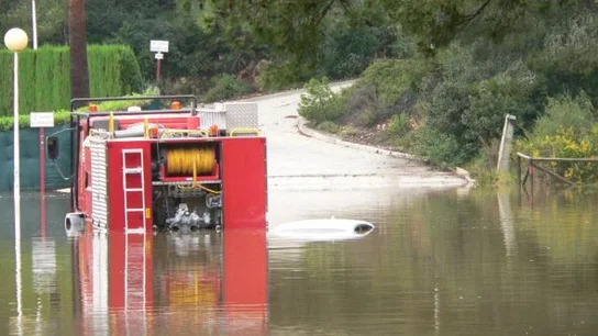 El camión de los bomberos se había quedado atrapado al chocar con un coche que estaba hundido bajo el agua. El camión de los bomberos se había quedado atrapado al chocar con un coche que estaba hundido bajo el agua.