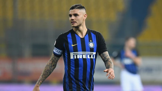 Mauro Icardi portando el brazalete de capitán. Icardi durante un partido con el Inter de Milán