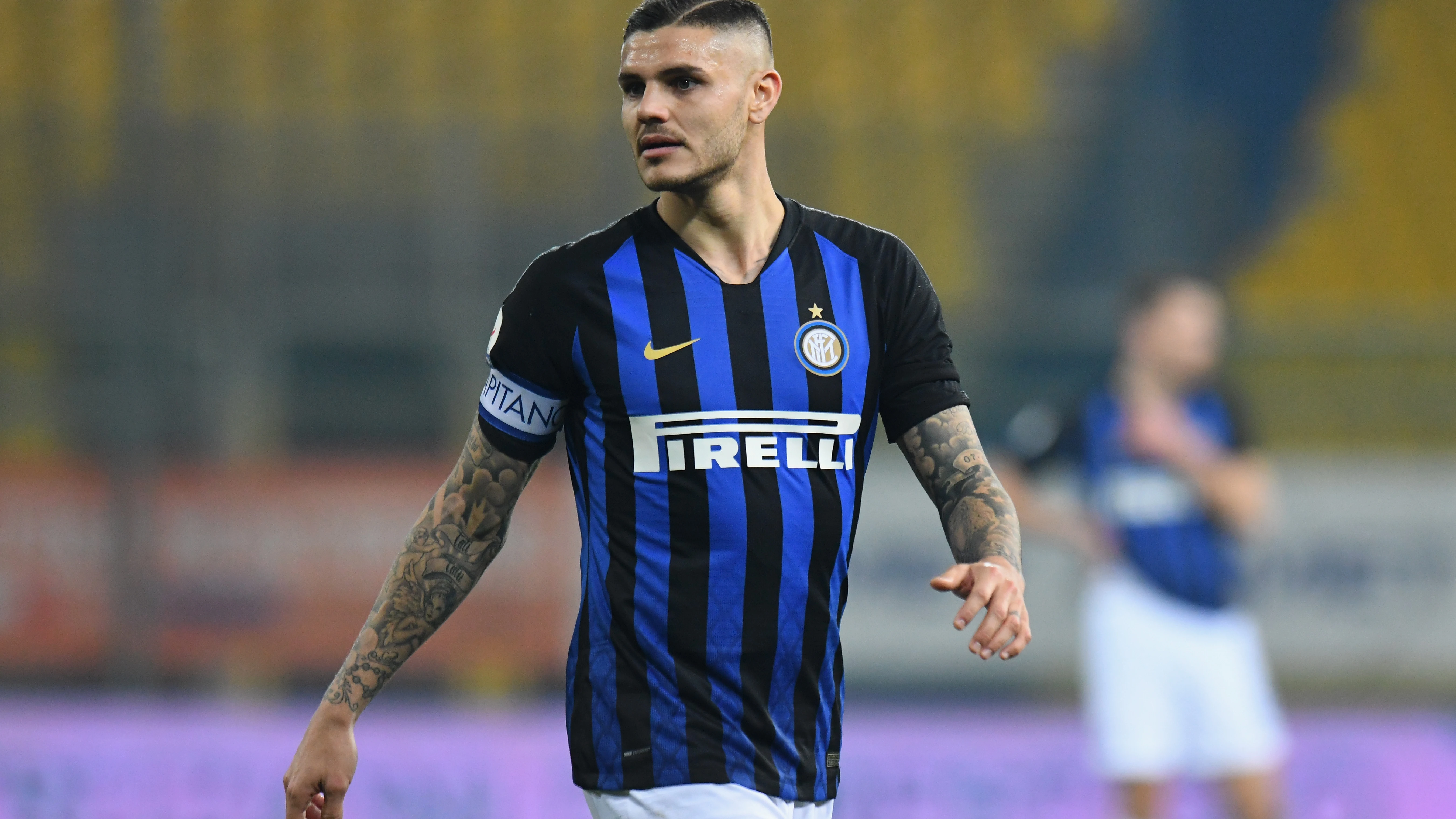 Mauro Icardi portando el brazalete de capitán. Icardi durante un partido con el Inter de Milán