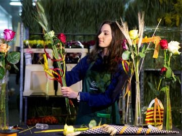 Una joven prepara rosas en el mercado mayorista de la flor de Mercabarna Una joven prepara rosas en el mercado mayorista de la flor de Mercabarna