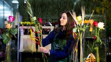 Una joven prepara rosas en el mercado mayorista de la flor de Mercabarna