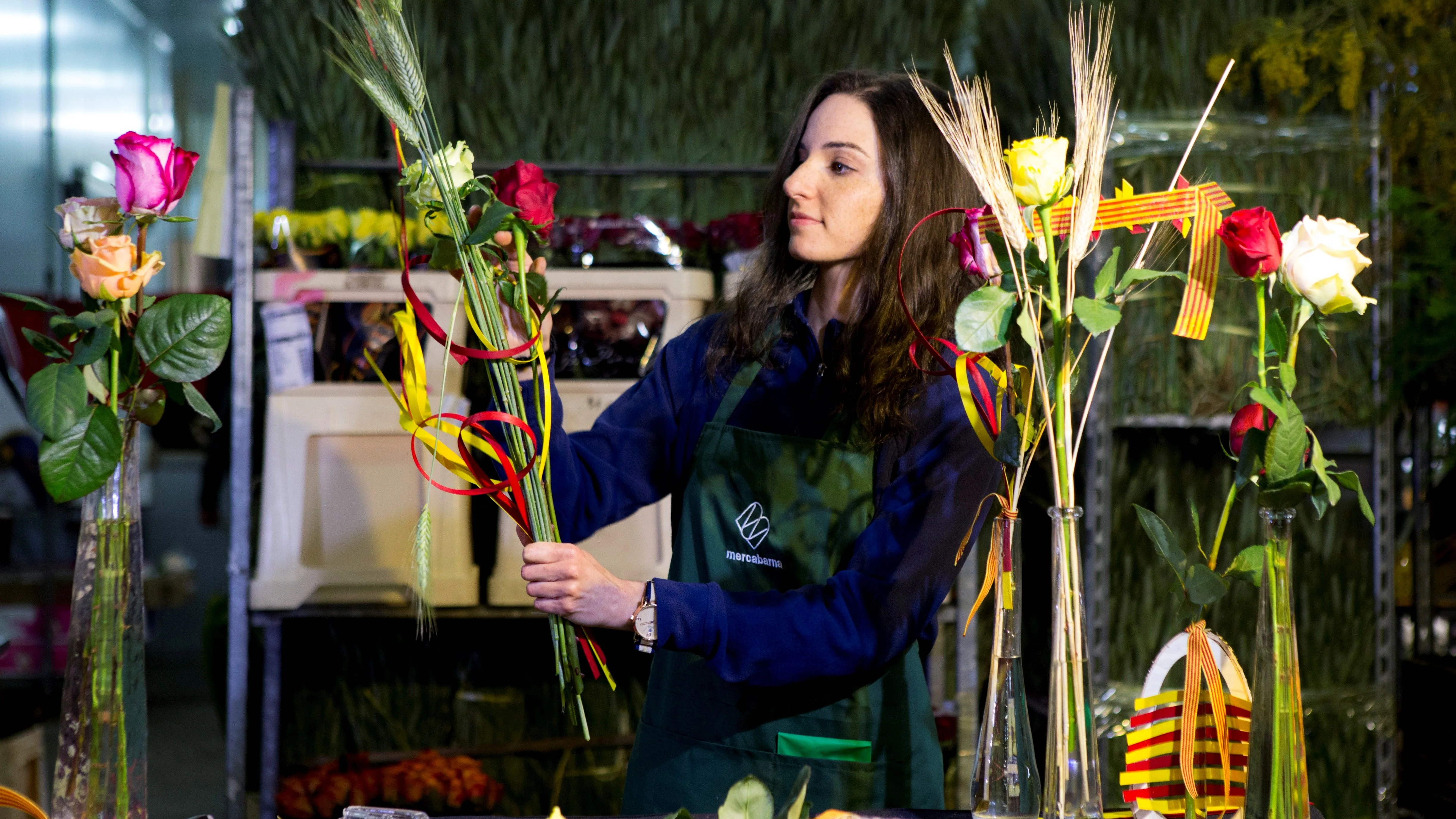 Una joven prepara rosas en el mercado mayorista de la flor de Mercabarna