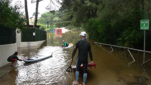 Rescatan con tablas de paddle surf a unos vecinos atrapados por las inundaciones.