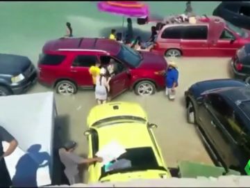 Una veintena de coches quedan inundados tras la subida de la marea en una playa de México Una veintena de coches quedan inundados tras la subida de la marea en una playa de México