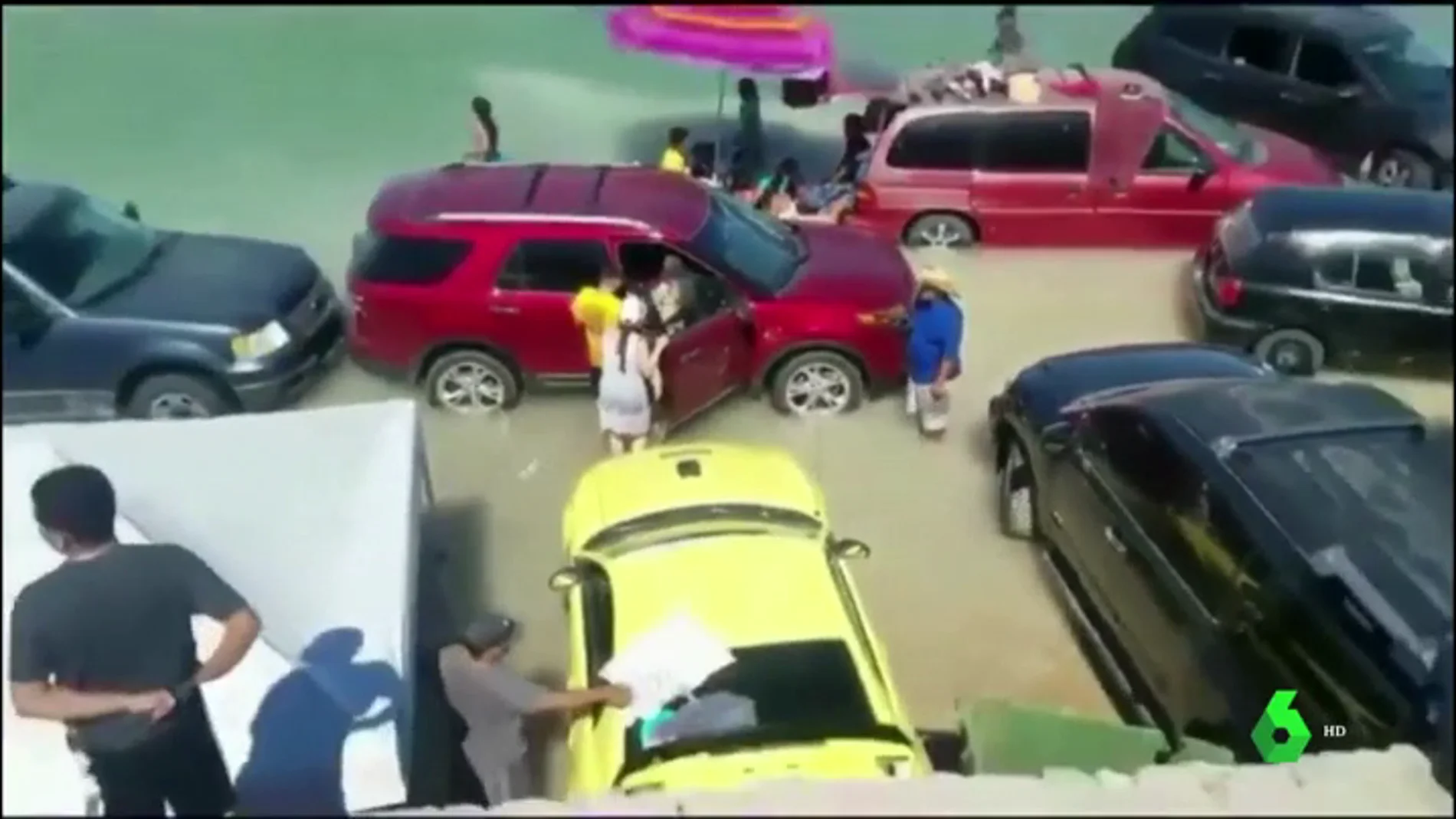 Una veintena de coches quedan inundados tras la subida de la marea en una playa de México