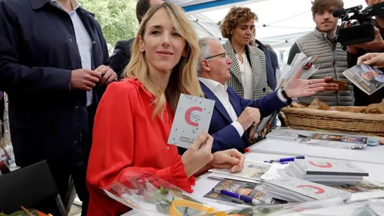 Álvarez de Toledo firma ejemplares de la Constitución Álvarez de Toledo firma ejemplares de la Constitución