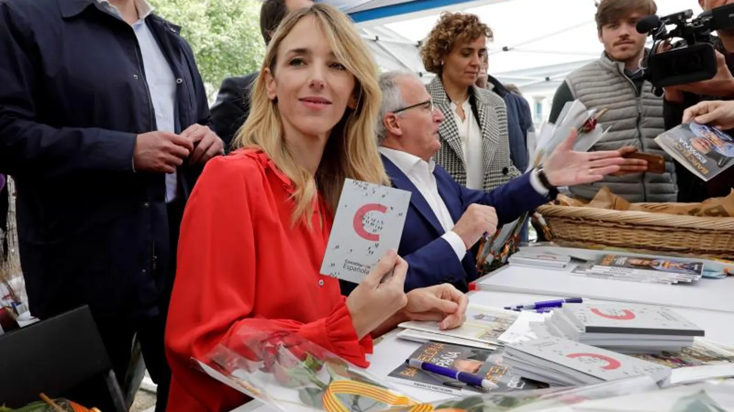 Álvarez de Toledo firma ejemplares de la Constitución Álvarez de Toledo firma ejemplares de la Constitución