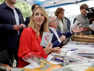 Álvarez de Toledo firma ejemplares de la Constitución Álvarez de Toledo firma ejemplares de la Constitución