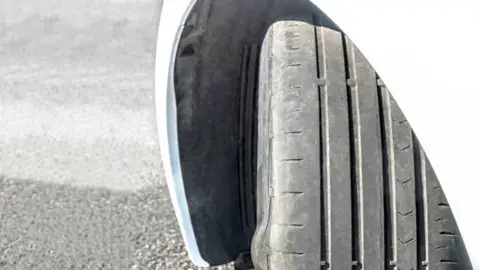 Rueda de coche desgastada Rueda de coche desgastada