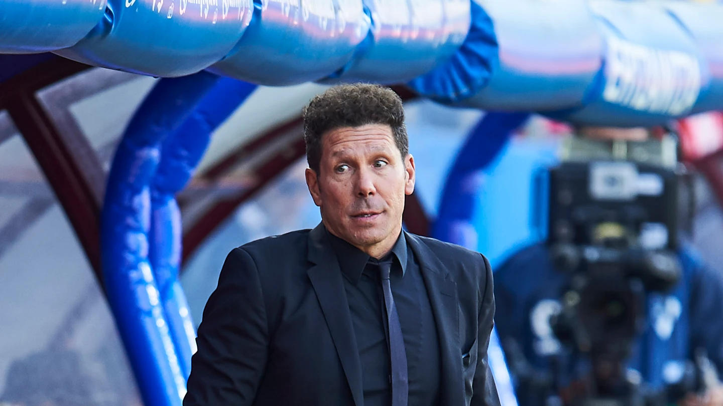 Simeone en el banquillo durante un partido Simeone en el banquillo