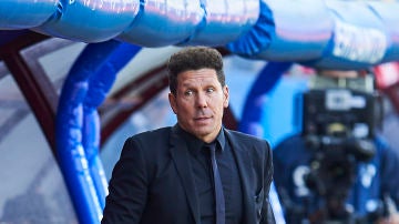 Simeone en el banquillo durante un partido