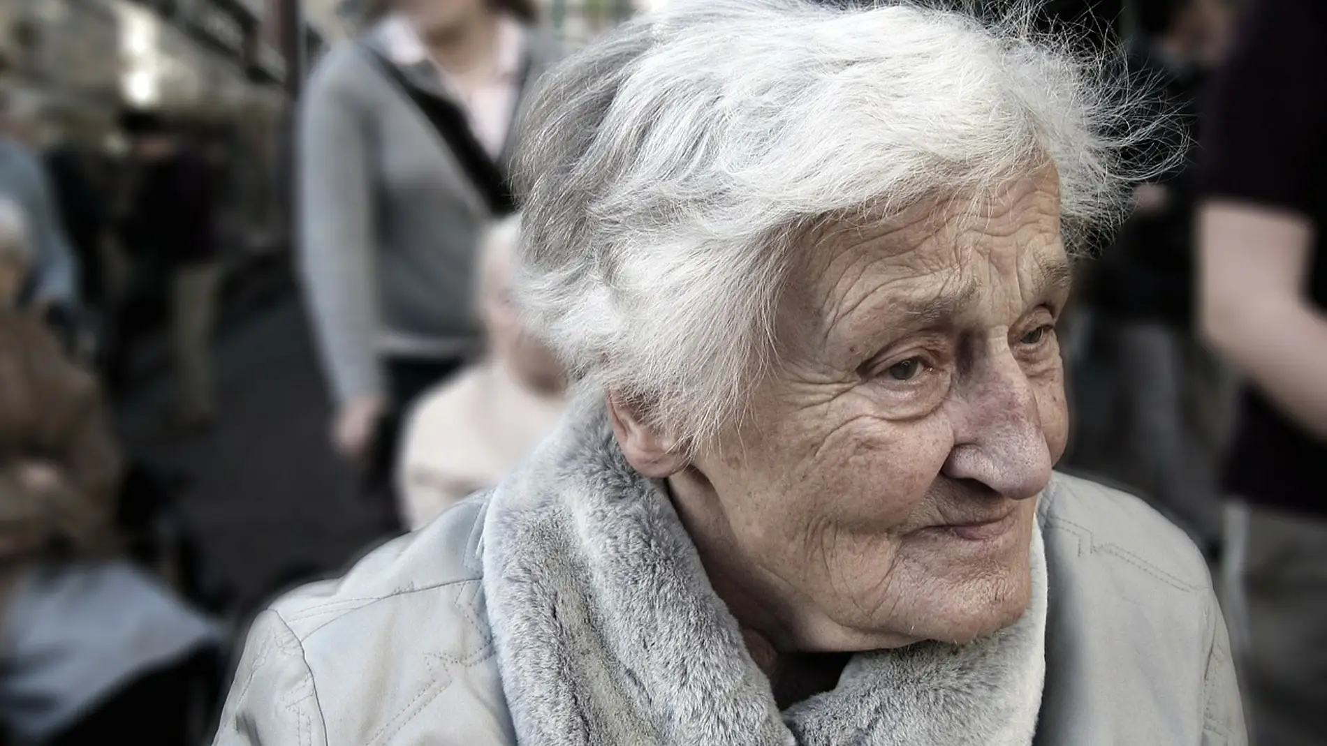 mujer mayor por la calle
