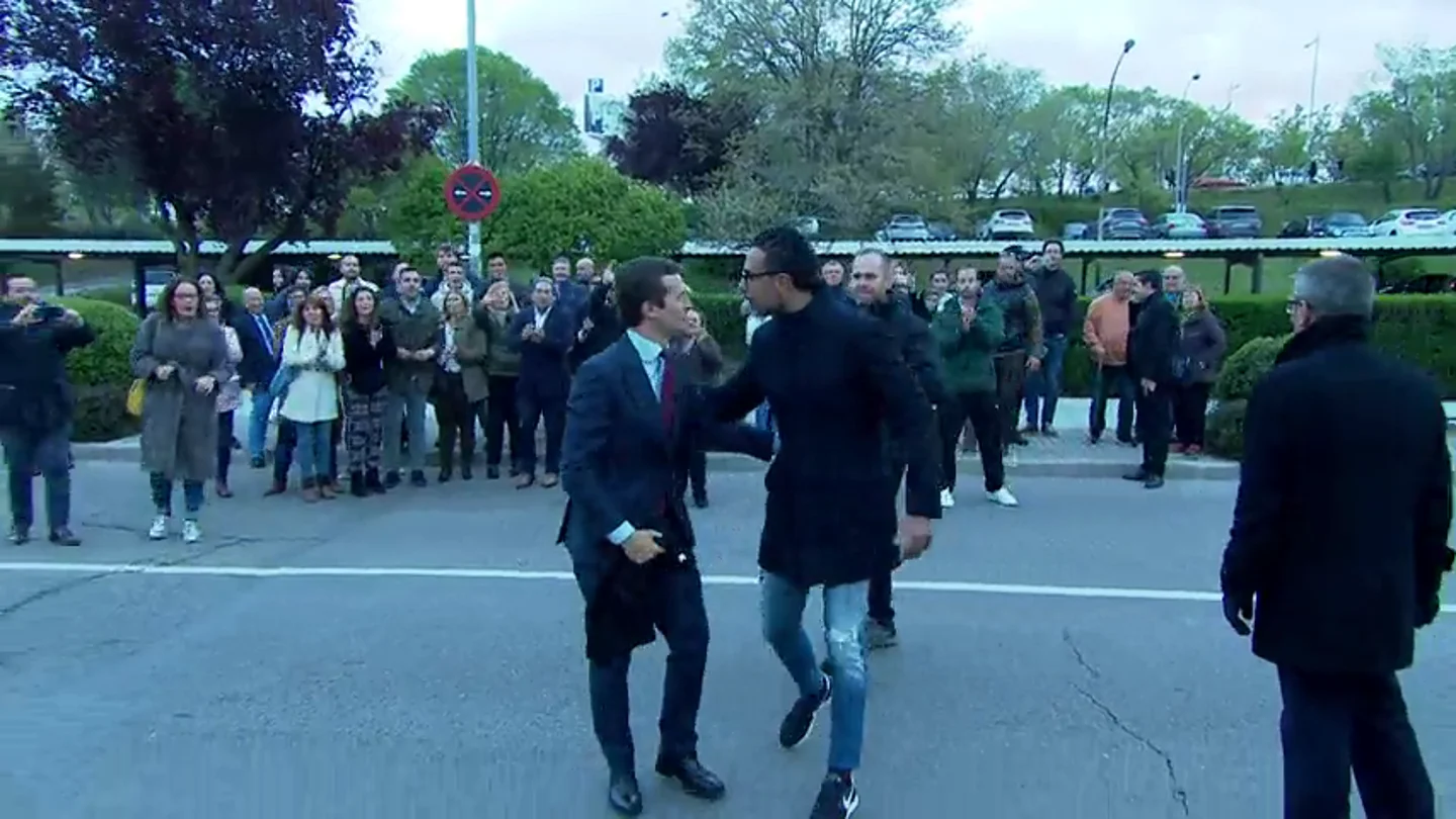 Un grupo de funcionarios recibe en el debate de Atresmedia a Pablo Casado al grito de "presidente" Un grupo de funcionarios recibe en el debate de Atresmedia a Pablo Casado al grito de "presidente"