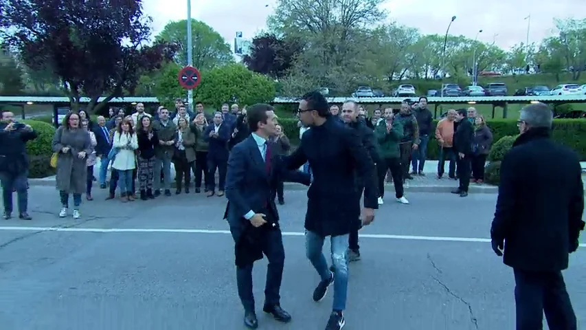 Un grupo de funcionarios recibe en el debate de Atresmedia a Pablo Casado al grito de "presidente"