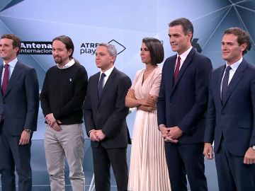 Los candidatos posan con los presentadores de El Debate Decisivo Los candidatos posan con los presentadores de El Debate Decisivo