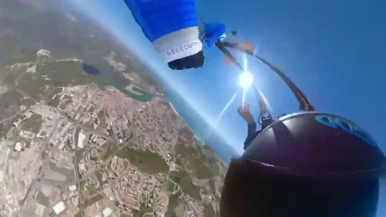 Pánico de un paracaidista en plena caída: se le enredó el paracaidas Pánico de un paracaidista en plena caída: se le enredó el paracaidas