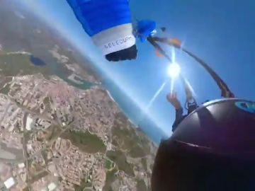 Pánico de un paracaidista en plena caída: se le enredó el paracaidas Pánico de un paracaidista en plena caída: se le enredó el paracaidas