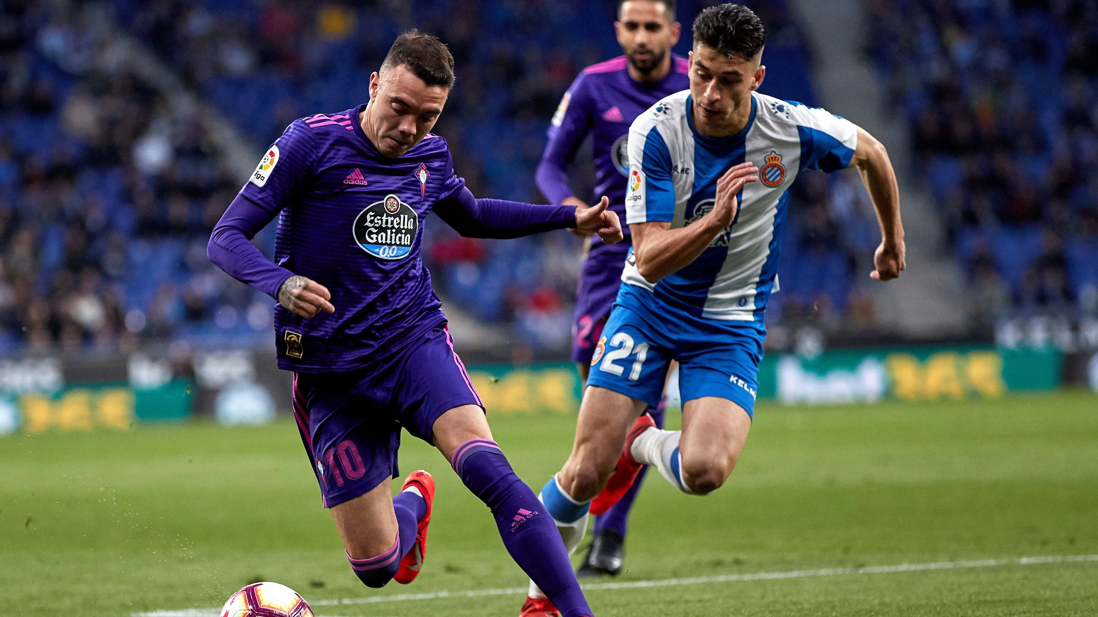 Iago Aspas conduce el balón en el partido frente al Espanyol