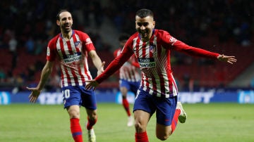 Correa celebra uno de sus goles con el Atlético