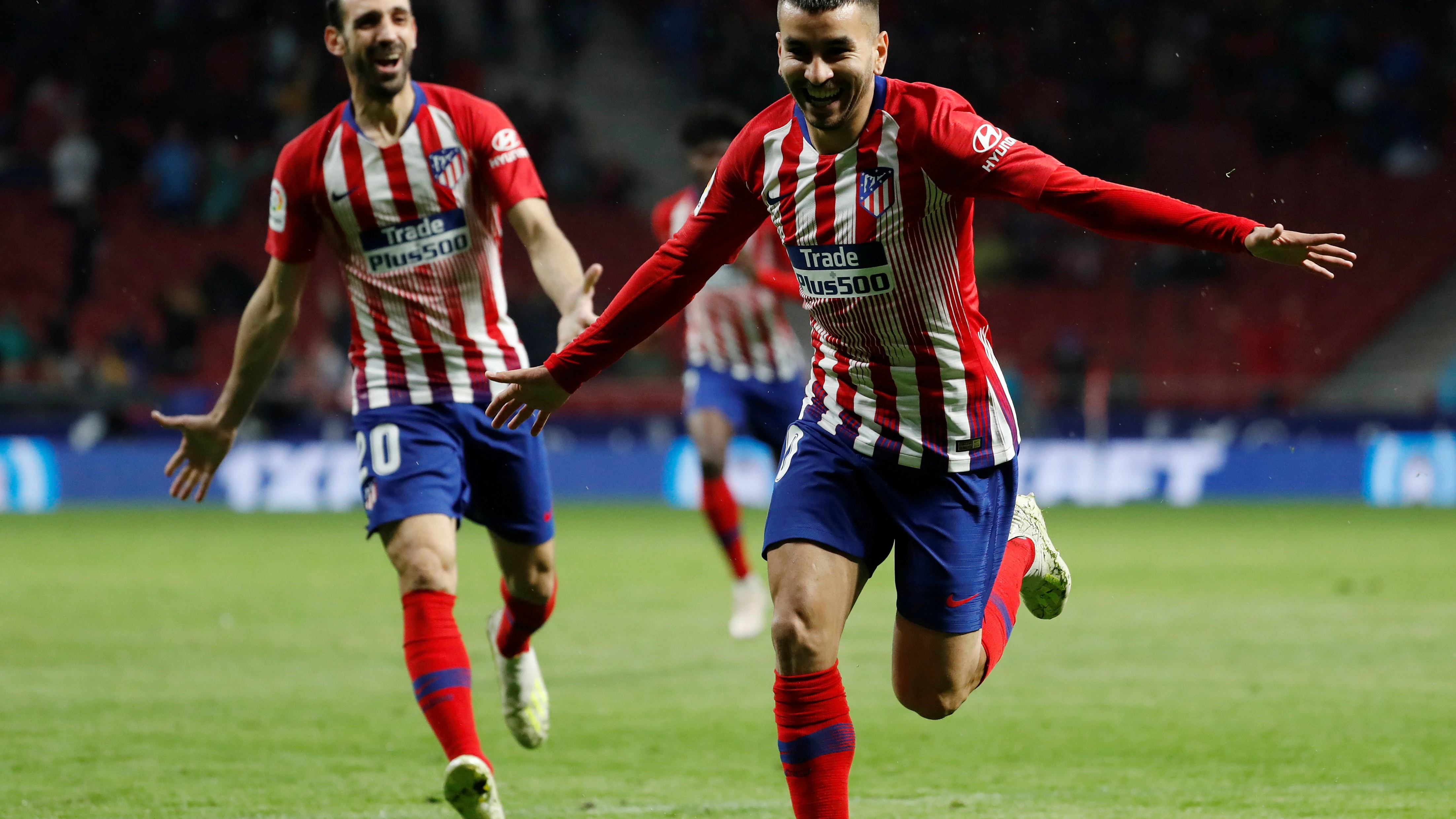 Correa celebra uno de sus goles con el Atlético