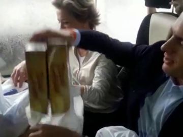 Rivera invita a merendar a los periodistas: "Has sacado más cosas aquí que en el atril, Albert" Rivera invita a merendar a los periodistas: "Has sacado más cosas aquí que en el atril, Albert"