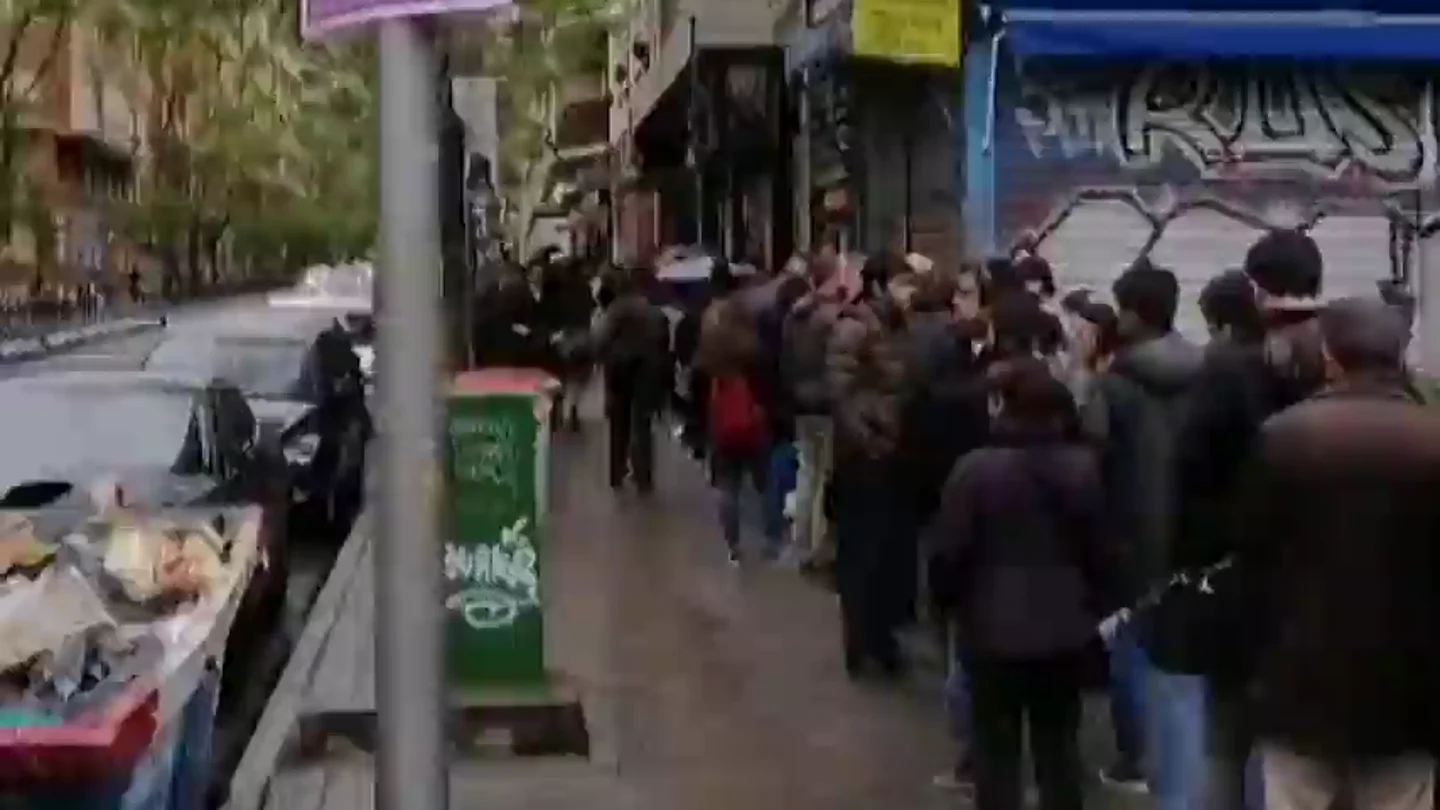 Kilómetricas colas para votar por correo: Correos prorroga un día más (hasta el jueves) el plazo Kilómetricas colas para votar por correo: Correos prorroga un día más (hasta el jueves) el plazo