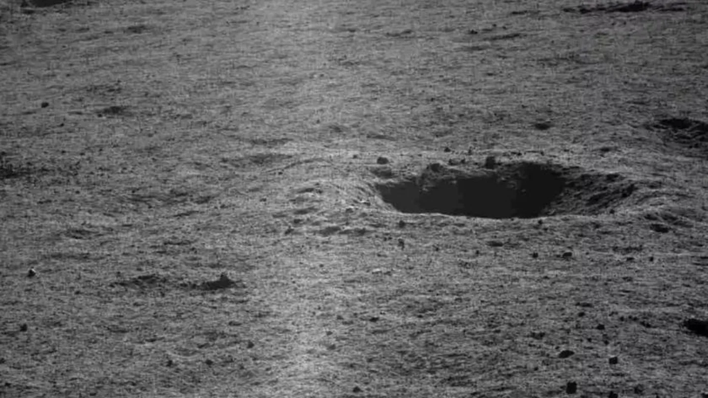 Imagen de la cara oculta de la Luna obtenida por el rover Yutu Imagen de la cara oculta de la Luna obtenida por el rover Yutu