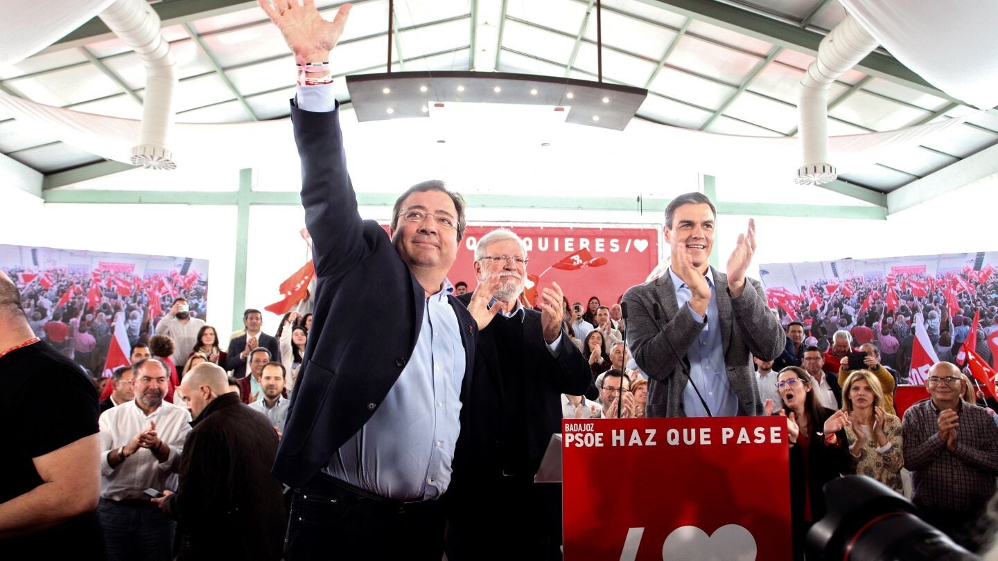 Pedro S&aacute;nchez, junto a Fern&aacute;ndez Vara y Rodr&iacute;guez Ibarra