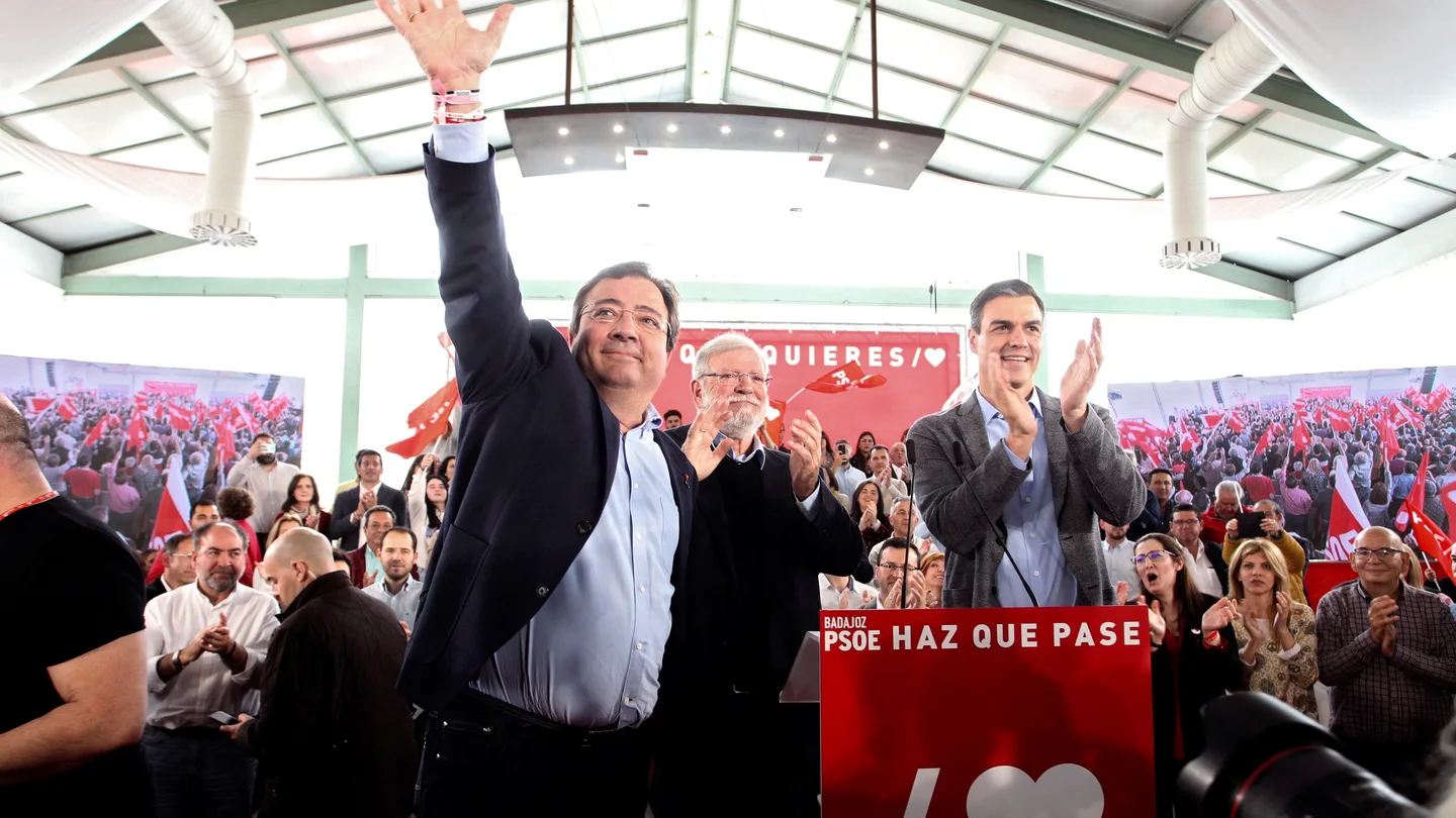 Pedro Sánchez, junto a Fernández Vara y Rodríguez Ibarra Pedro Sánchez, junto a Fernández Vara y Rodríguez Ibarra