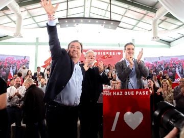 Pedro Sánchez, junto a Fernández Vara y Rodríguez Ibarra Pedro Sánchez, junto a Fernández Vara y Rodríguez Ibarra