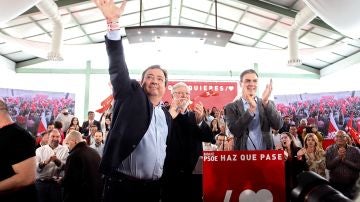 Pedro Sánchez, junto a Fernández Vara y Rodríguez Ibarra