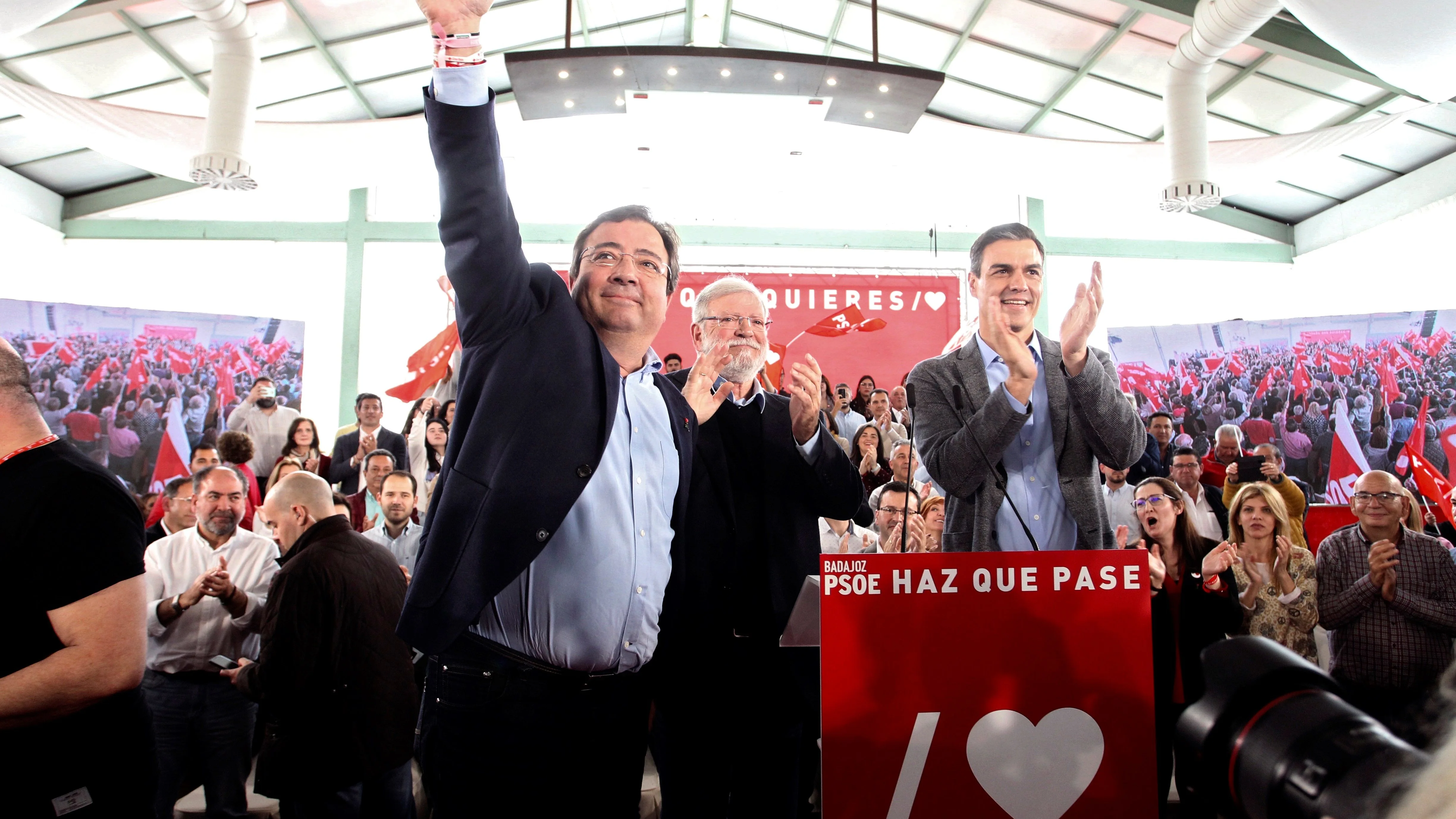 Pedro Sánchez, junto a Fernández Vara y Rodríguez Ibarra